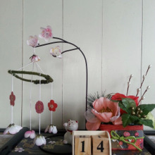 ワイヤースタンドが木に変身!春じゅう飾れるミニ吊るし飾りをデコ