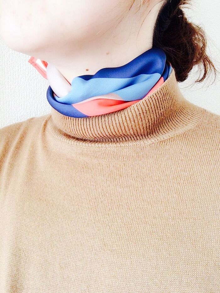 すっきり暖かファッションが叶う!ハイネックにスカーフをプラス