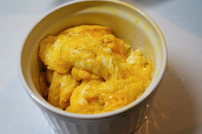 炒めた玉子はいったんお皿にとっておきます