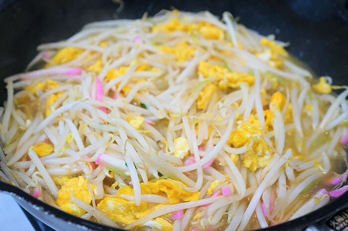 ④玉子を加えます