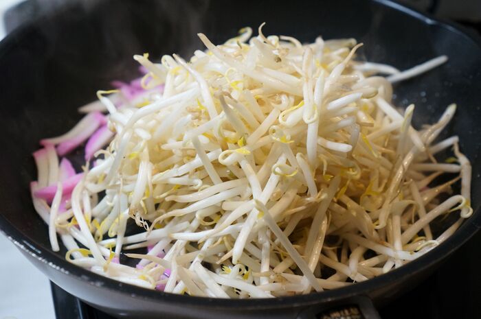 ②食材を炒めます