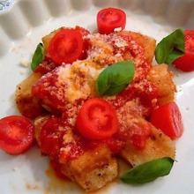 ピリ辛トマトでパルミジャーノ風味揚げもち