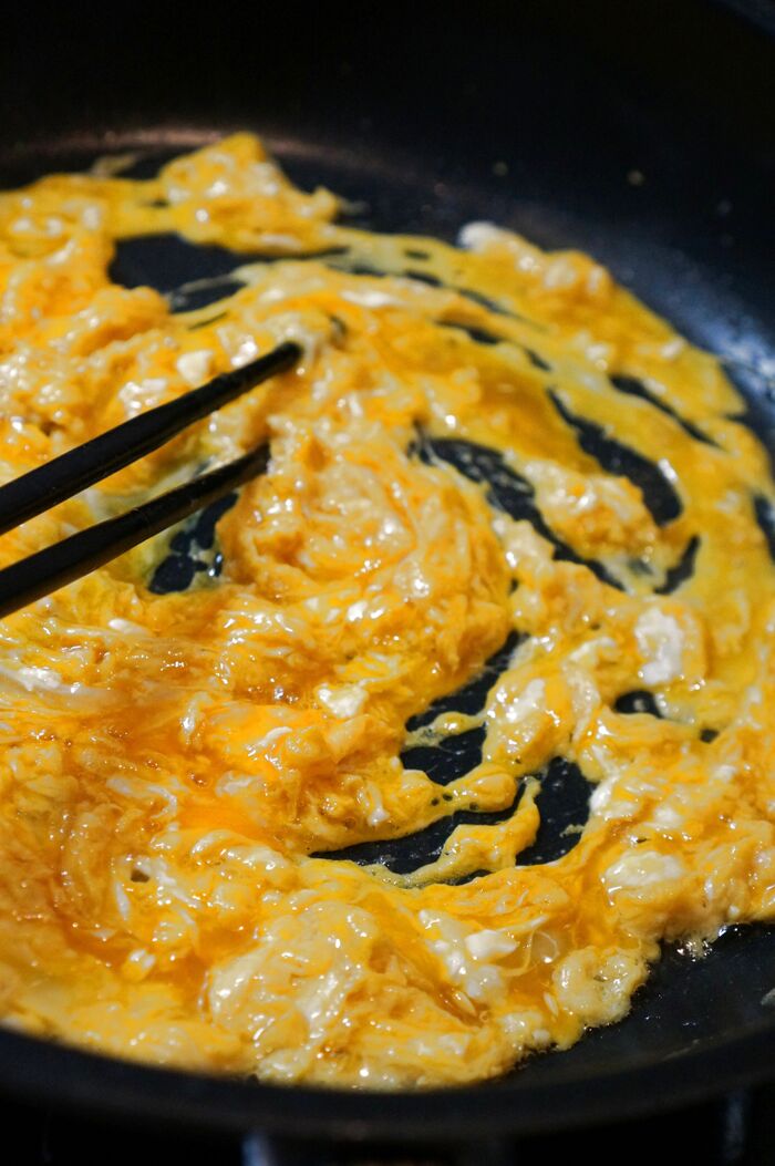 ①スクランブルエッグを作る