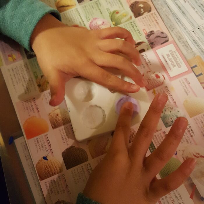 型でアイスクリームを作る