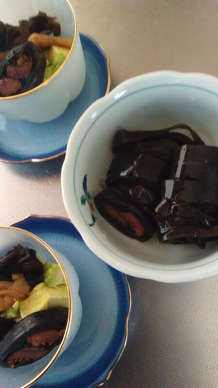 (2)切った昆布巻きを(1)の器へ