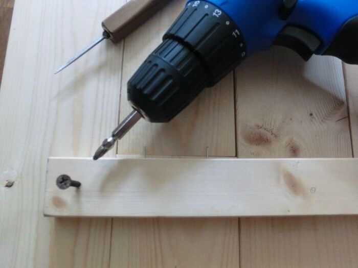 裏側に角材を渡し、ビス留めします。