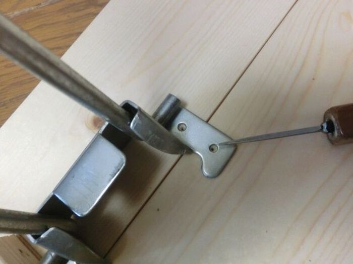 脚の位置を決め、取り付けていきます。