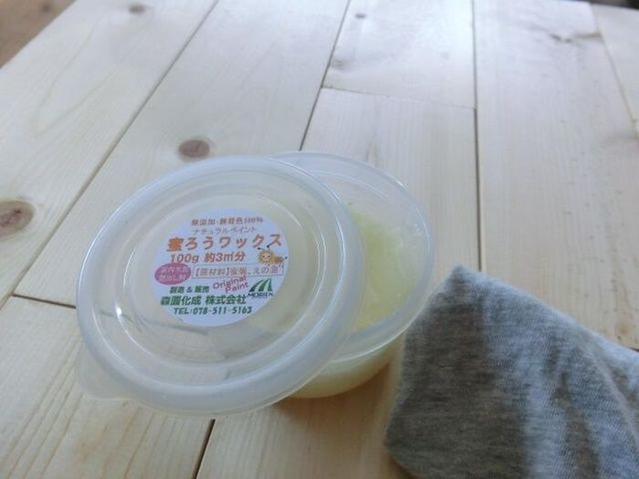 完成したら、天板に蜜蝋ワックスを塗り込んでいきます。