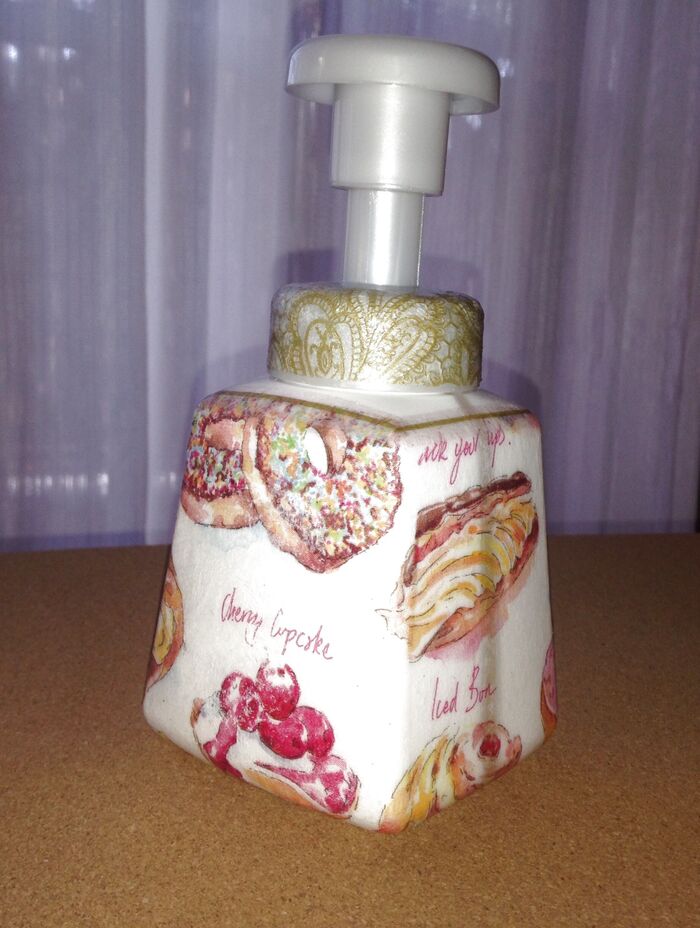 ダイソーグッズで市販のハンドソープをデコパージュ❣️