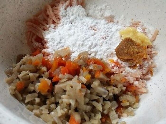 ①お煮しめを刻んで鶏ミンチと混ぜる