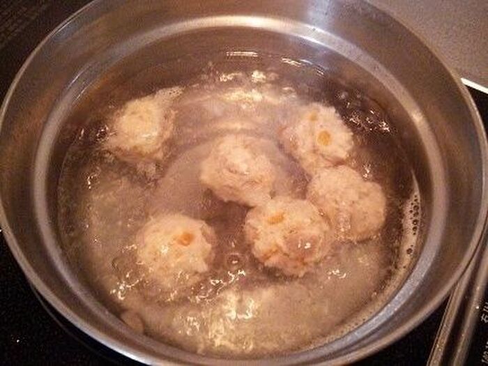 ②鶏団子を作って茹でる