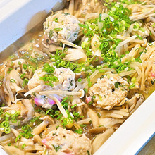 コスパ抜群!「キノコともやしと鶏つくねの蒸し野菜ポン酢バター鍋」のレシピ