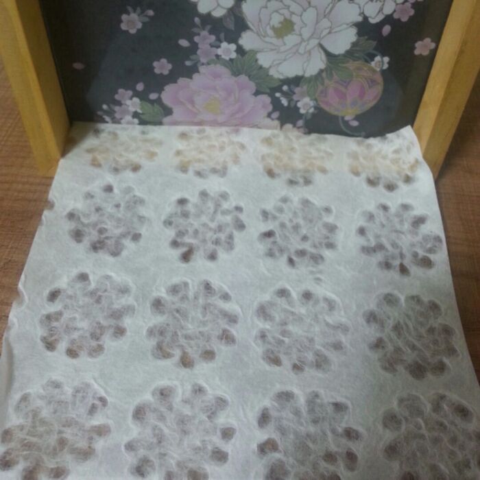 すき紙をフレームに貼る