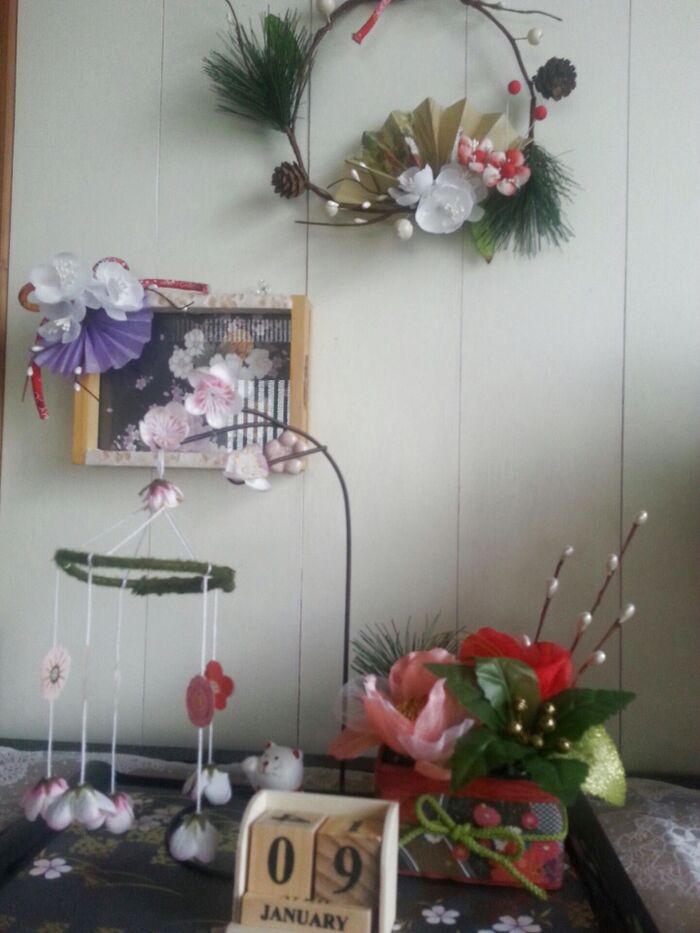 これが日本の美、振袖柄折り紙で板壁を和にアレンジ