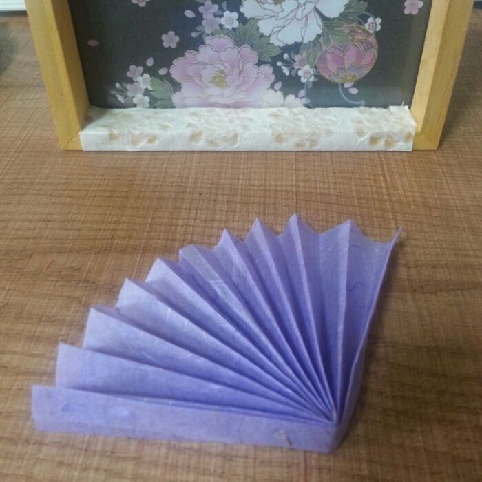 薄紫のすき紙で扇を作って
