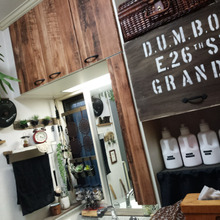 板1枚でカラーボックスにおしゃれな扉を設置!隠す収納に