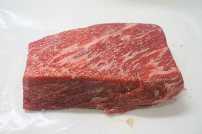 牛肉はブロックで600gを用意しました