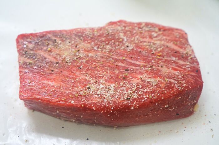 ①にんにくと塩胡椒で下味をつける