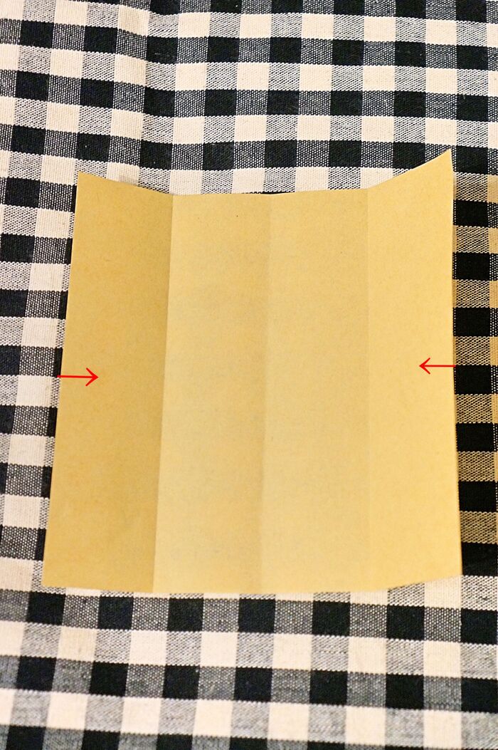 ①折り紙を手順に従って折ります