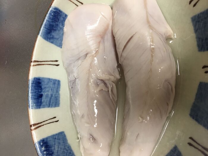 お湯につけておいた鶏のササミです