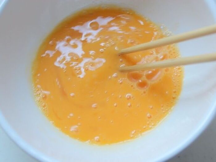 ①卵に調味料を入れて混ぜる