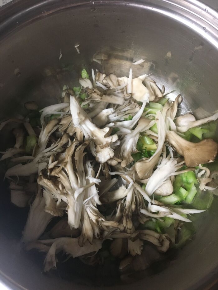 蕪の葉、舞茸を炒めます