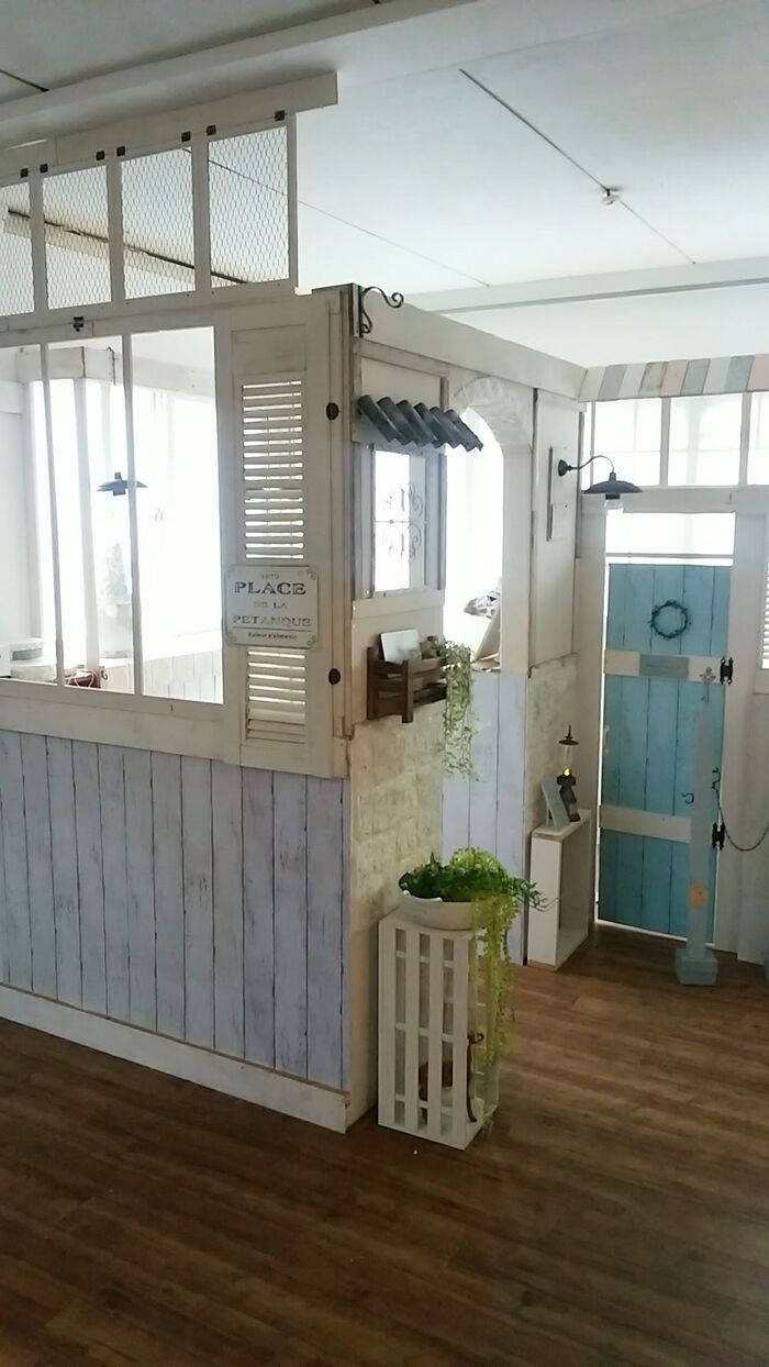 窓を開けると外から丸見えの部屋に、カラーボックスをベースに小屋を作って目隠し