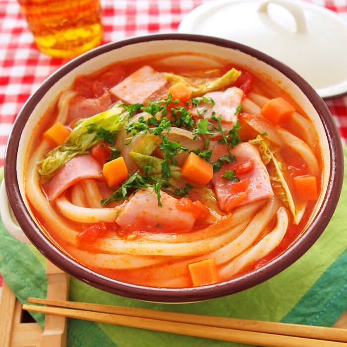 飽きずに楽しめる!大根&白菜鍋「ベーコンと白菜のトマト鍋うどん」