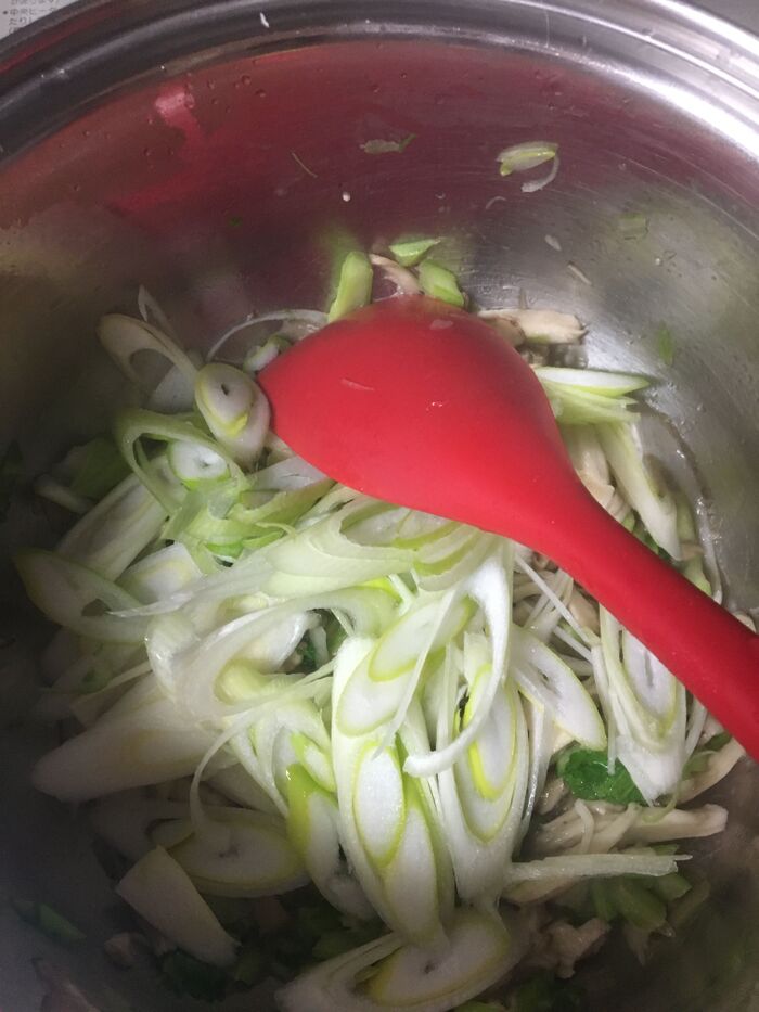 ネギを入れて炒めます