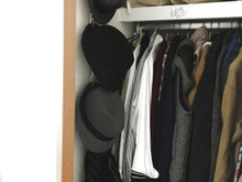 ダイソーのチェーン&ピンチで!デッドスペースを活用した帽子収納♪