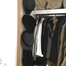 ダイソーのチェーン&ピンチで!デッドスペースを活用した帽子収納♪