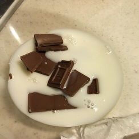 半分の量の牛乳でレンジでチョコを溶かします。