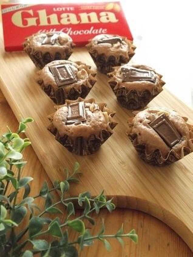 板チョコ1枚で12個!バレンタインに♪プチチョコカップケーキ クリチ&くるみ