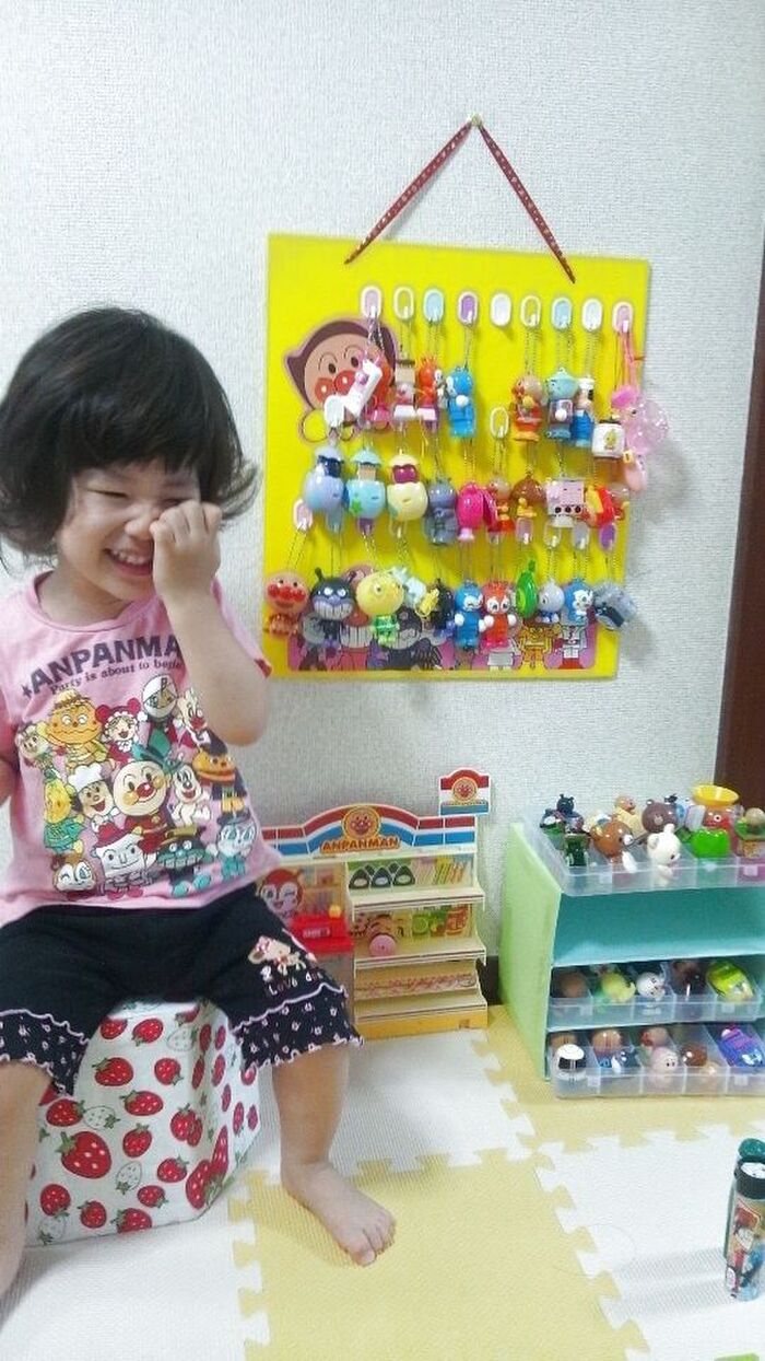 100均カラーボードとフックだけでお手軽おもちゃ収納
