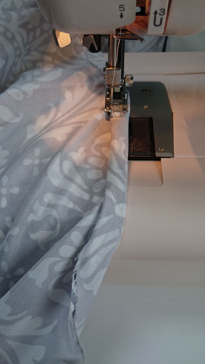 真ん中を合わせて縫います