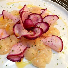 器にお花が咲いたような赤かぶとホタテのカルパッチョ