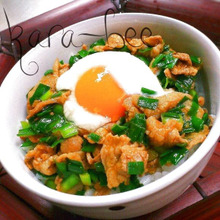 5分で簡単!ピリ辛豚ニラ丼トロ卵乗っけ