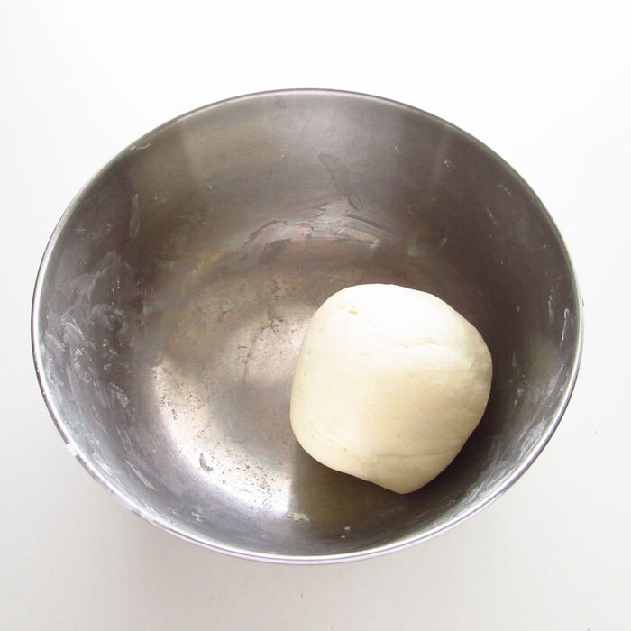 生地ができたら2等分にわける。