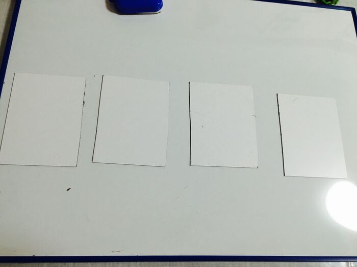 マグネットシートを4等分にカットします。