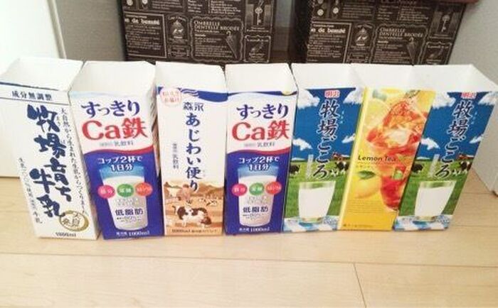 牛乳パックの上部を切って、横に並べます。