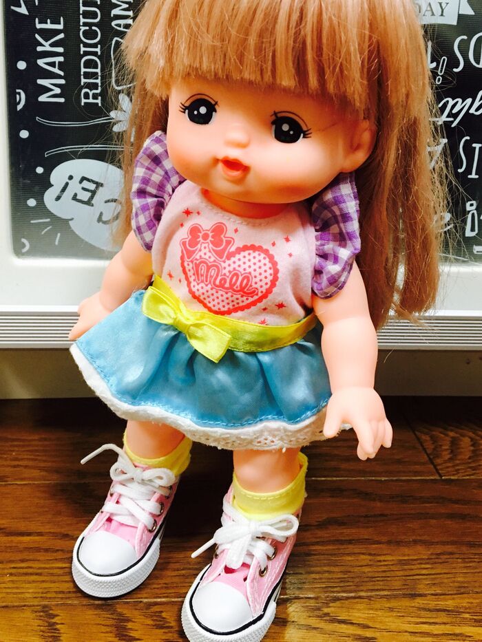 100均のスニーカー型キーホルダーがメルちゃんにジャストサイズ