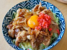 焼キャベツたっぷり。おうちでボリューム満点豚丼レシピ