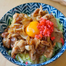焼キャベツたっぷり。おうちでボリューム満点豚丼レシピ