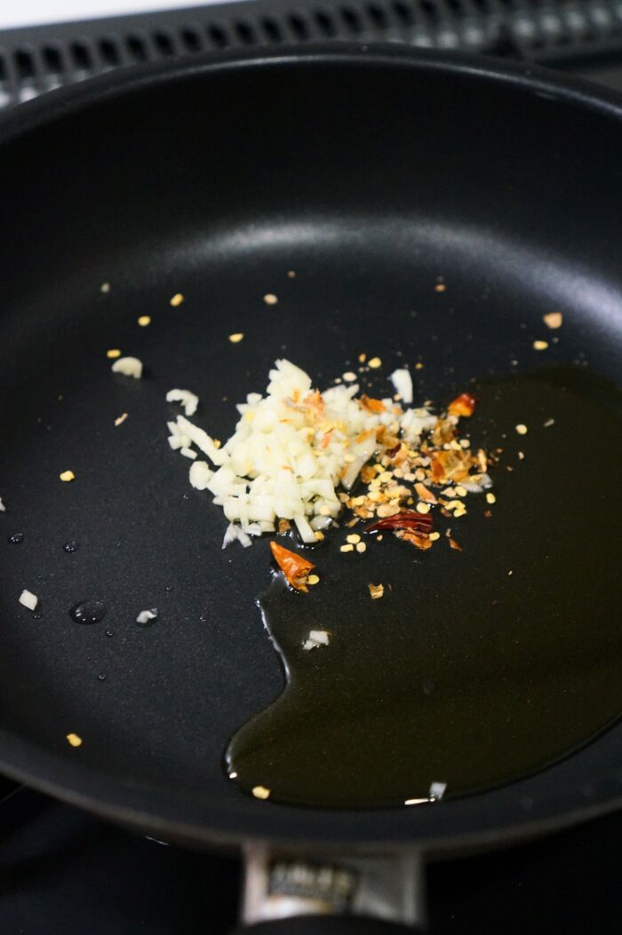 1.フライパンにオリーブ油にんにく鷹の爪を入れる