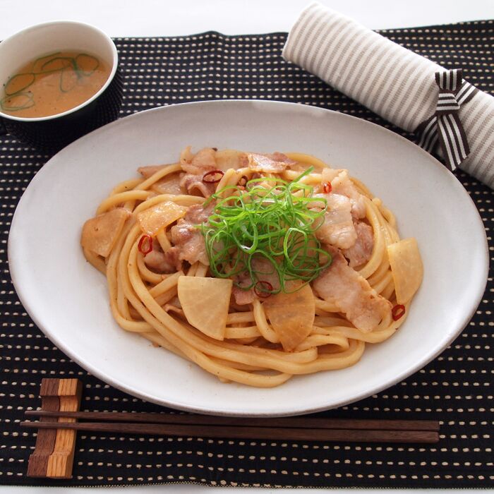 甘みが多くてみずみずしい!大根を使って「大根と豚バラの焼きうどん」