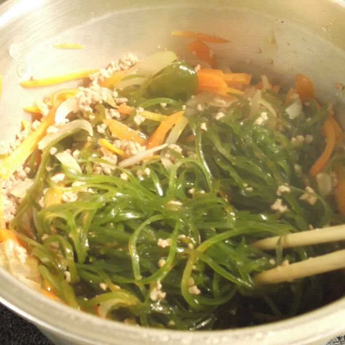 全体を混ぜて味をなじませます