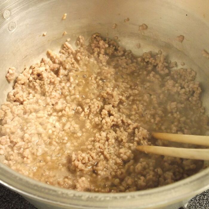 中火で炒めます