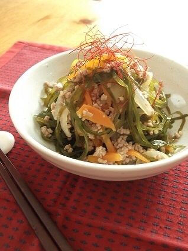 主菜に格上げ!お酢で柔らか♪切り昆布のそぼろ煮