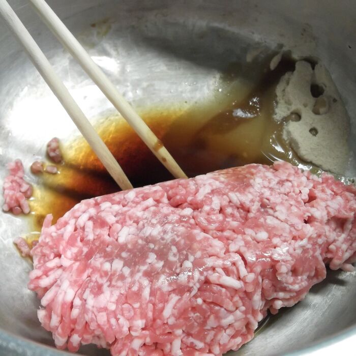 火にかける前に調味料を絡めます