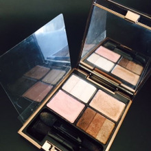 ひと手間で、ストレスフリー!コンパクトのフィルムをペタ。